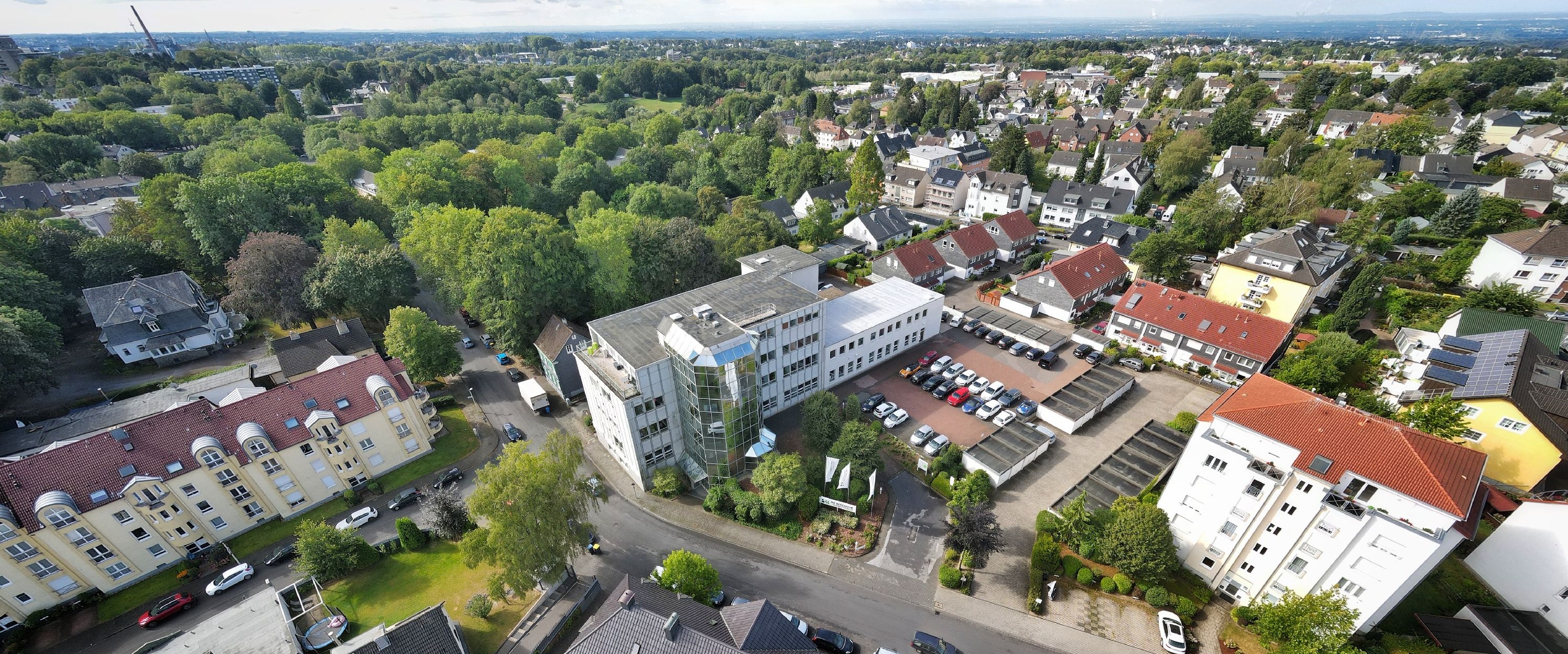 Luftaufnahme vom Gebäude der Hauptverwaltung der Bergischen Krankenkasse in Solingen.