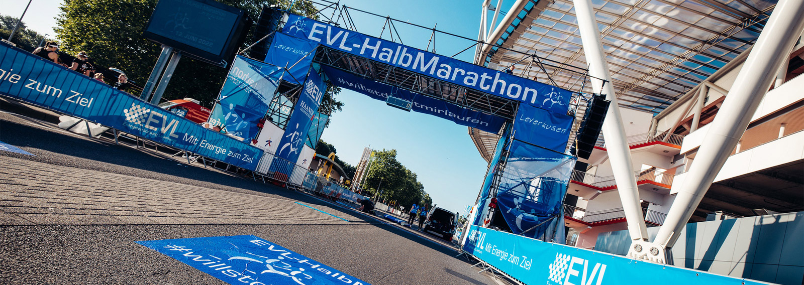 Zielbereich des EVL Halbmarathon direkt vor der Bay Arena Leverkusen
