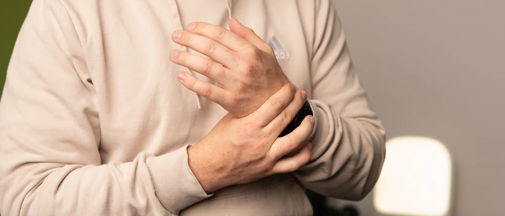 Mann schmerzt das Handgelenk