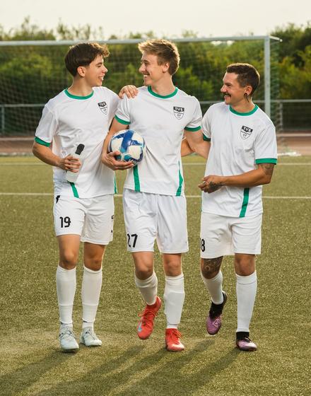 Drei junge Fußballspieler
