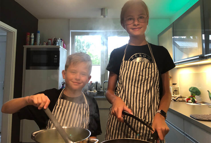Zwei Kinder kochen zusammen
