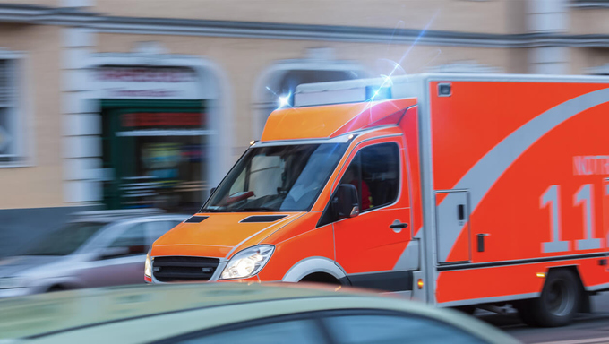 Krankenwagen fährt mit Blaulicht