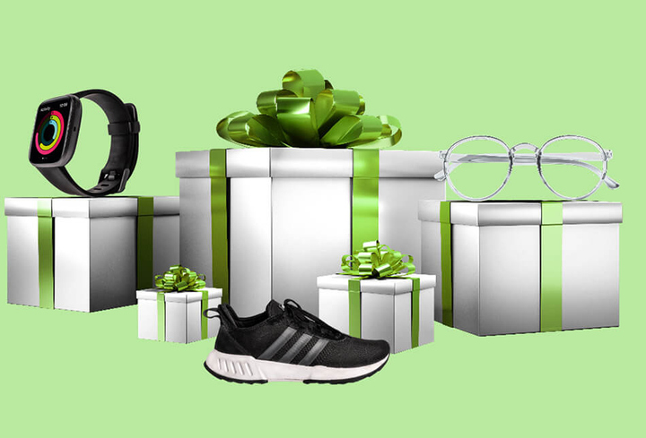 FlexiBonus Prämien. Geschenke mit grünen Schleifen, ein Sportschuh, eine Brille und eine Smartwatch.