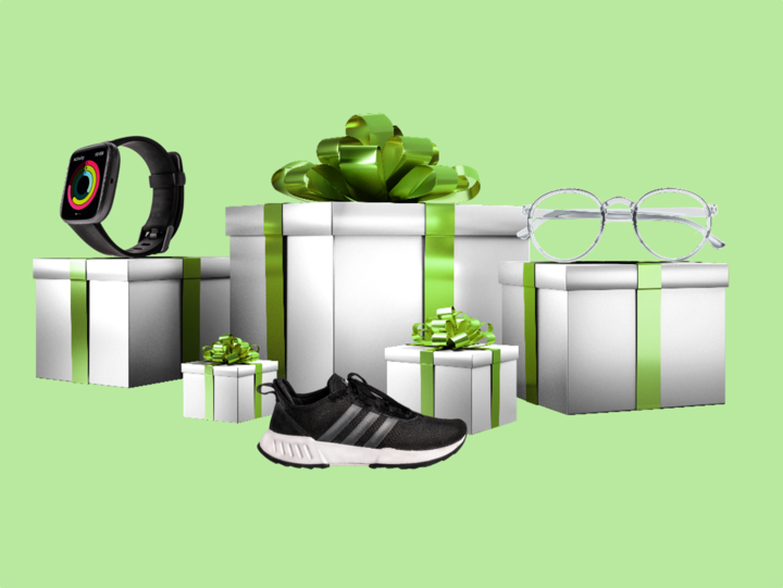 Darstellung der FlexiBonus Prämien. Weiße Geschenke mit grünen Schleifen, eine Smartwatch, ein Laufschuh und eine Brille.