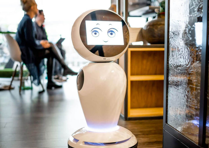 Robotter mit freundlichem Gesicht im ECHO.