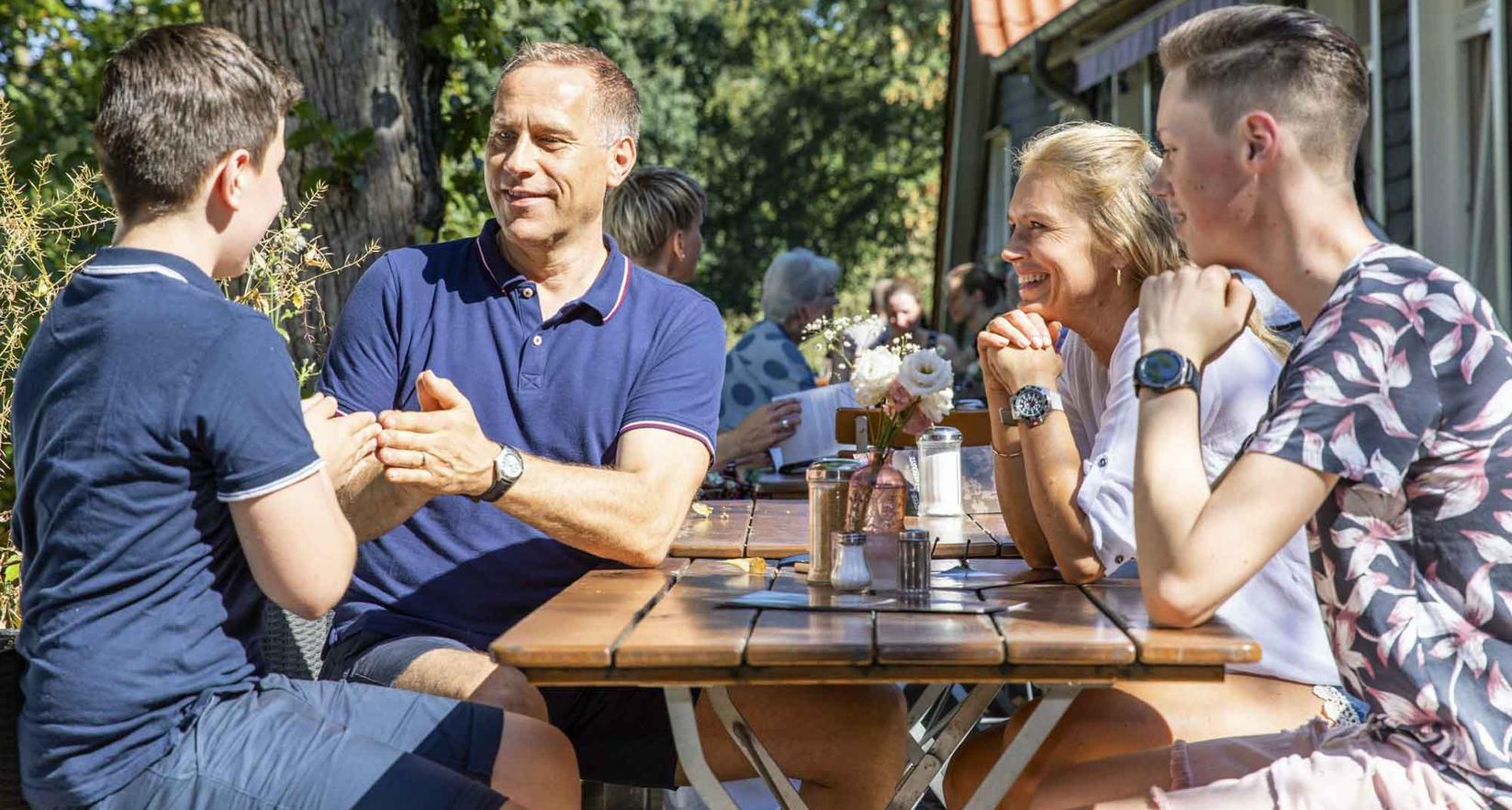 Familie am Tisch 