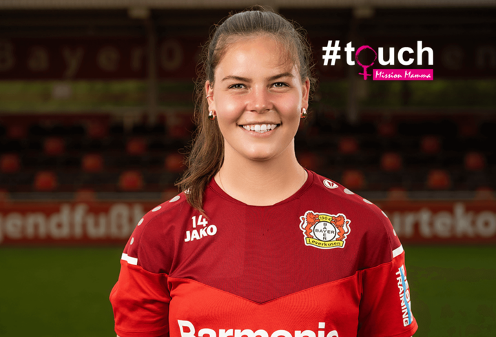 Lächelnde junge Fußballspielerin Juliane Wirtz. Mit touch-Logo.