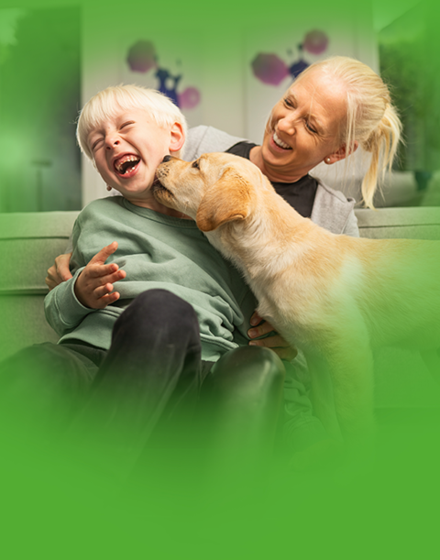Mutter und Kind mit Hund glücklich