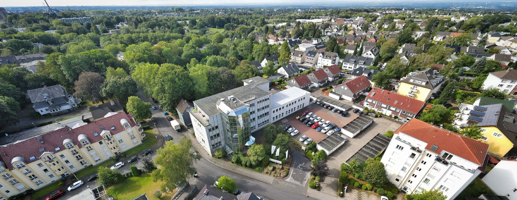Die Hauptverwaltung der BERGISCHEN Krankenkasse in Solingen aus der Vogelperspektive