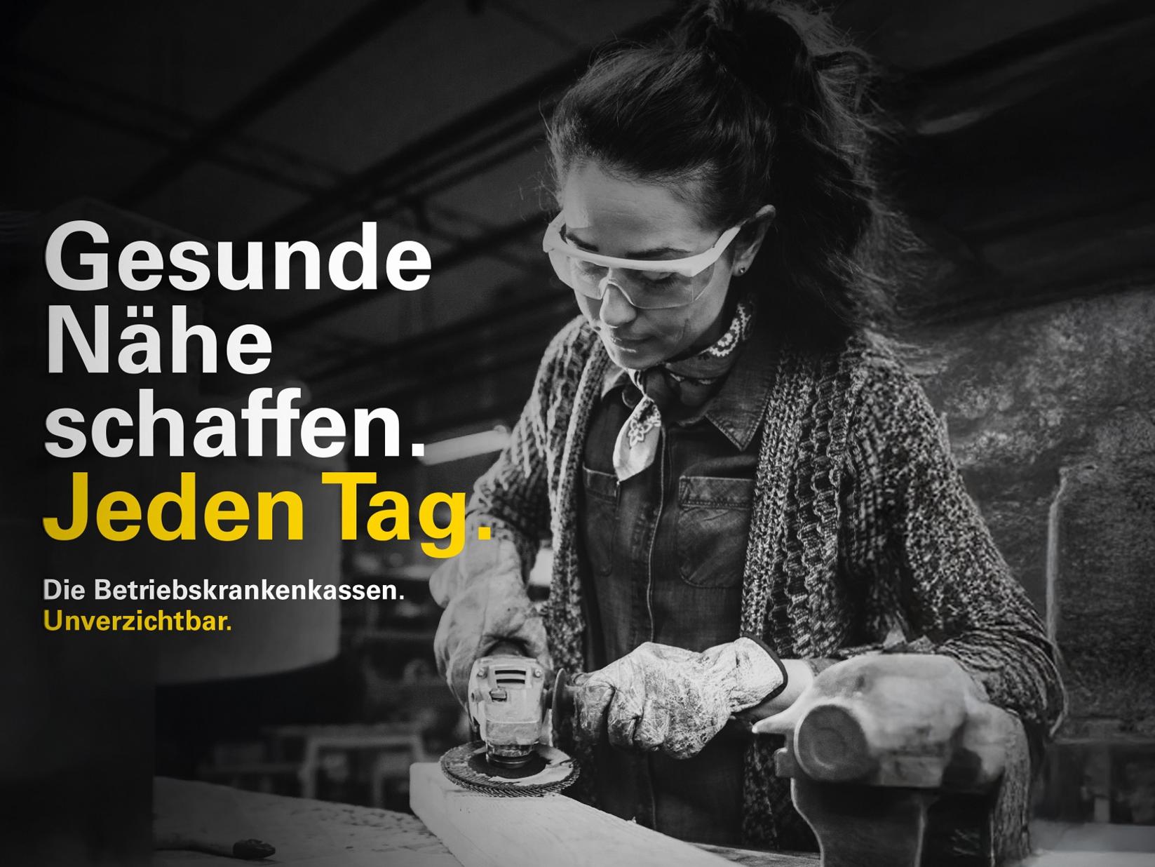 Eine Frau schleift ein Werkstück. Kampagnenmotiv des BKK Dachverbands